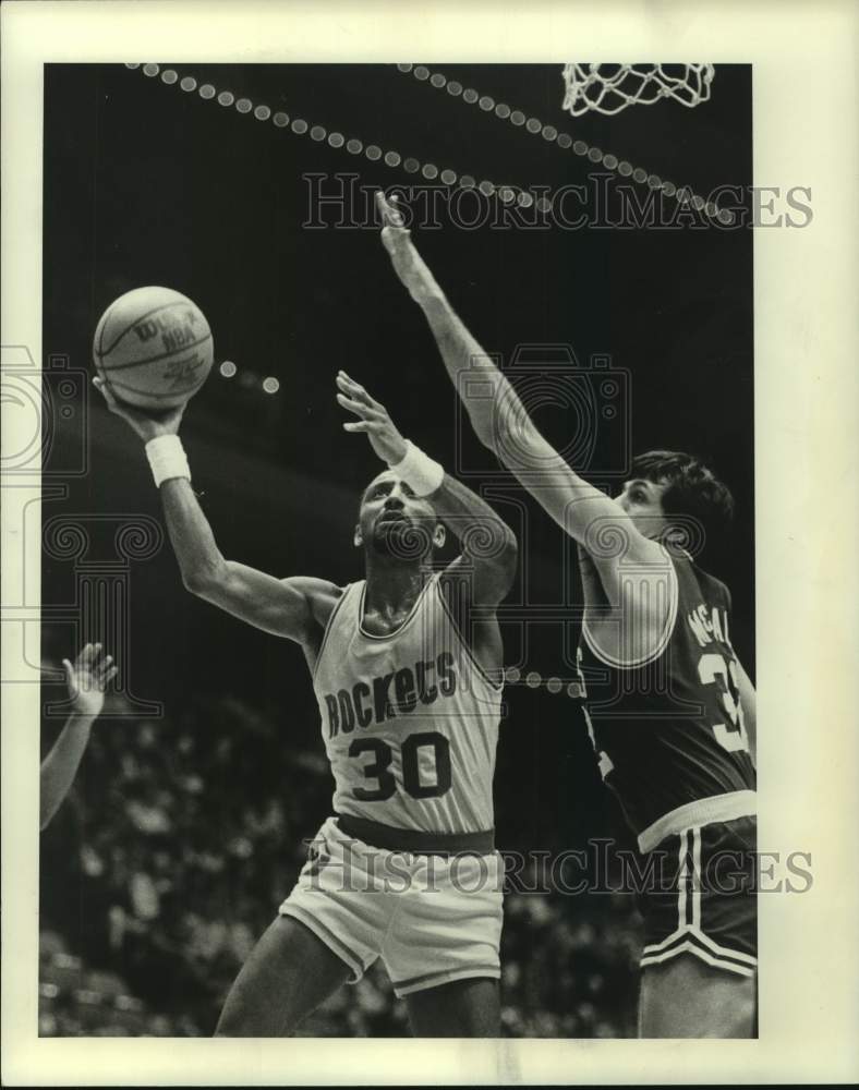 1982 Press Photo Rockets&#39; Allen Leavell shoots around Celtics&#39; Kevin McHale.- Historic Images