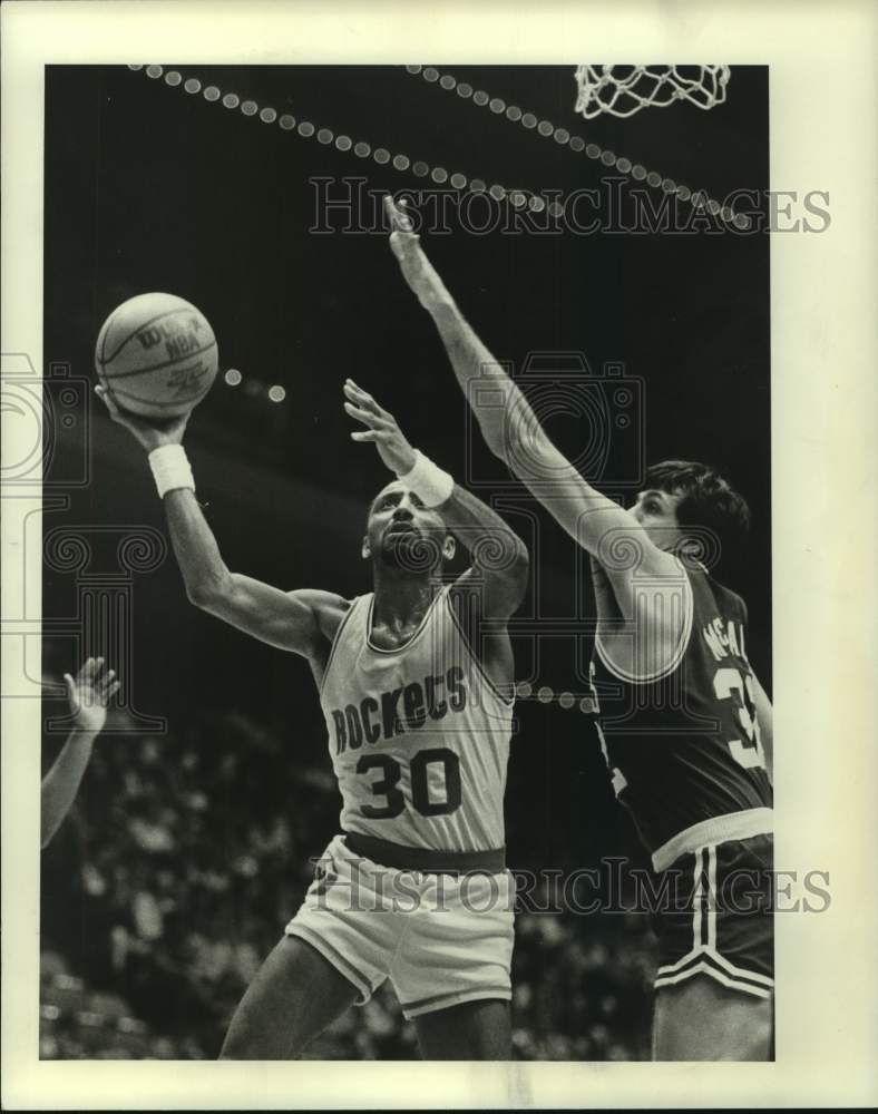 1982 Press Photo Rockets' Allen Leavell shoots around Celtics' Kevin McHale.- Historic Images