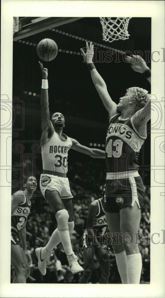 1982 Press Photo Rockets&#39; Allen Leavell shoots over Supersonics Jack Sikma.- Historic Images