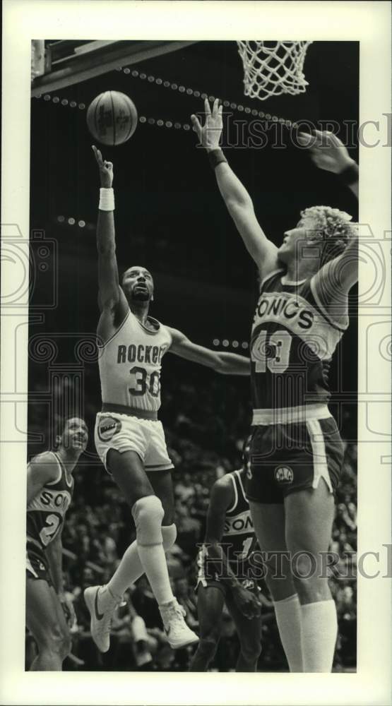 1982 Press Photo Rockets' Allen Leavell shoots over Supersonics Jack Sikma.- Historic Images