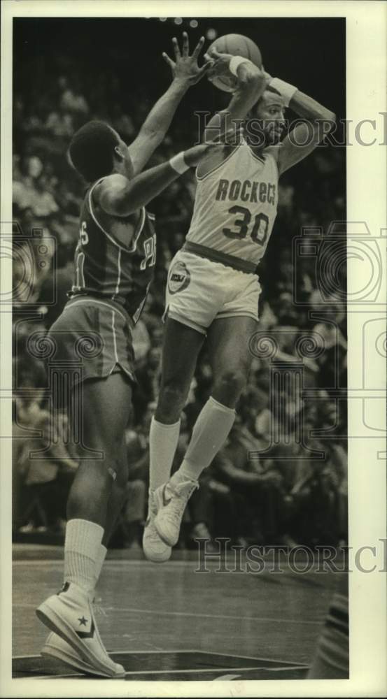 1982 Press Photo Pistons Isiah Thomas tries to block Rockets Allen Leavell pass- Historic Images