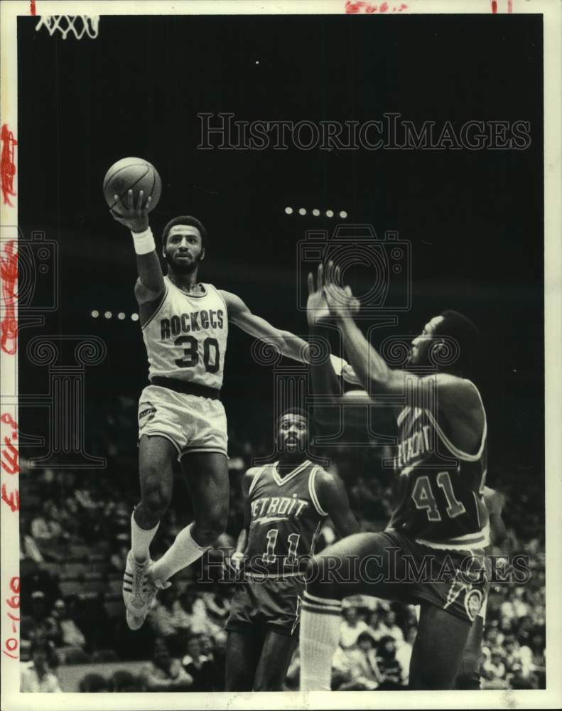 1980 Press Photo Rockets&#39; Allen Leavell shoots over Pistons&#39; Terry Tyler.- Historic Images