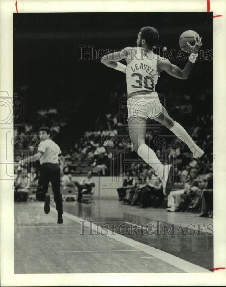 1982 Press Photo Rockets Allen Leavell leaps to toss long pass in Spurs game.- Historic Images