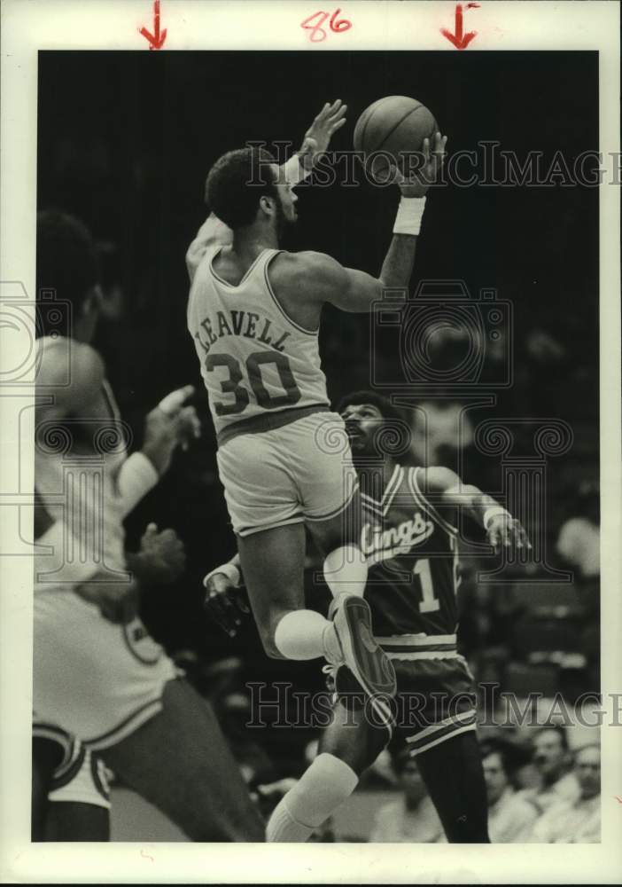 1982 Press Photo Rockets&#39; Allen Leavell flies through air to sink a jump shot.- Historic Images