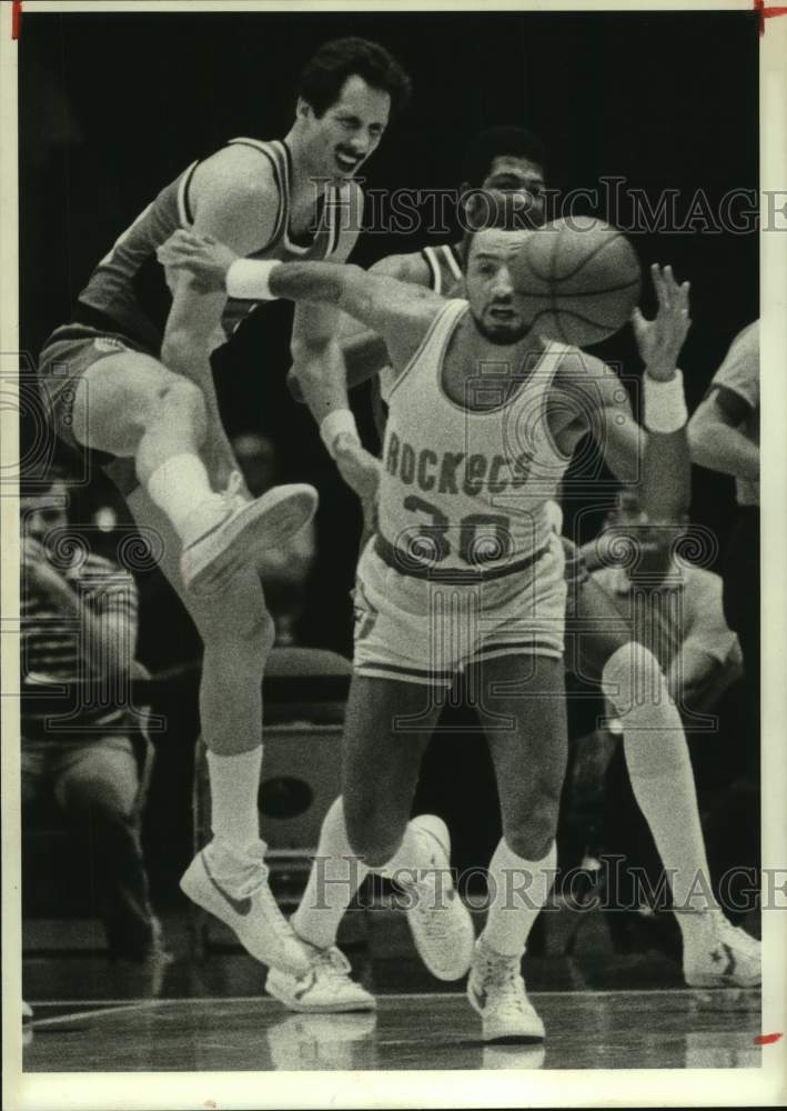 1982 Press Photo Houston Rockets&#39; Allen Leavell chases after a loose ball.- Historic Images