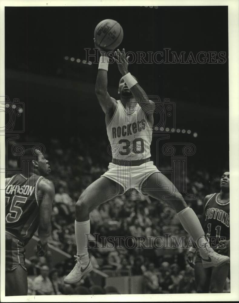 1982 Press Photo Rockets&#39; Allen Leavell leaps and shoots against the Pistons.- Historic Images