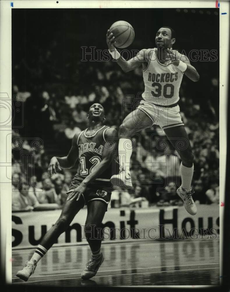 1985 Press Photo Rockets Allen Leavell scores on a fast-break against Dallas.- Historic Images