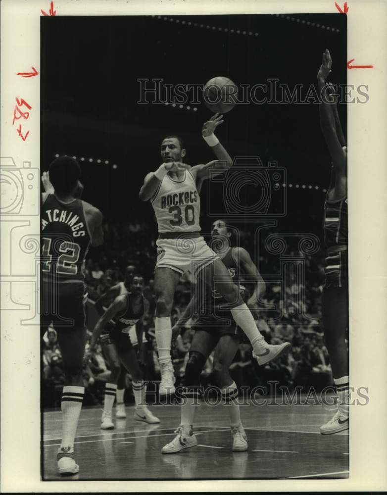 1984 Press Photo Rockets&#39; Allen Leavell passes off during a game against Bucks.- Historic Images