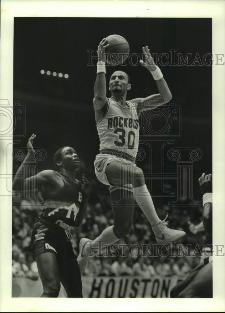 1984 Press Photo Rockets&#39; Allen Leavell scores over Nuggets&#39; Rob Williams.- Historic Images