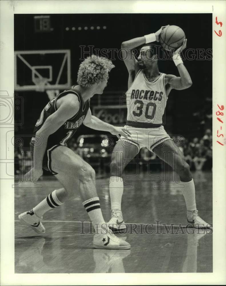 1984 Press Photo Rockets&#39; Allen Leavell puts a move on Dallas&#39; Brad Davis.- Historic Images