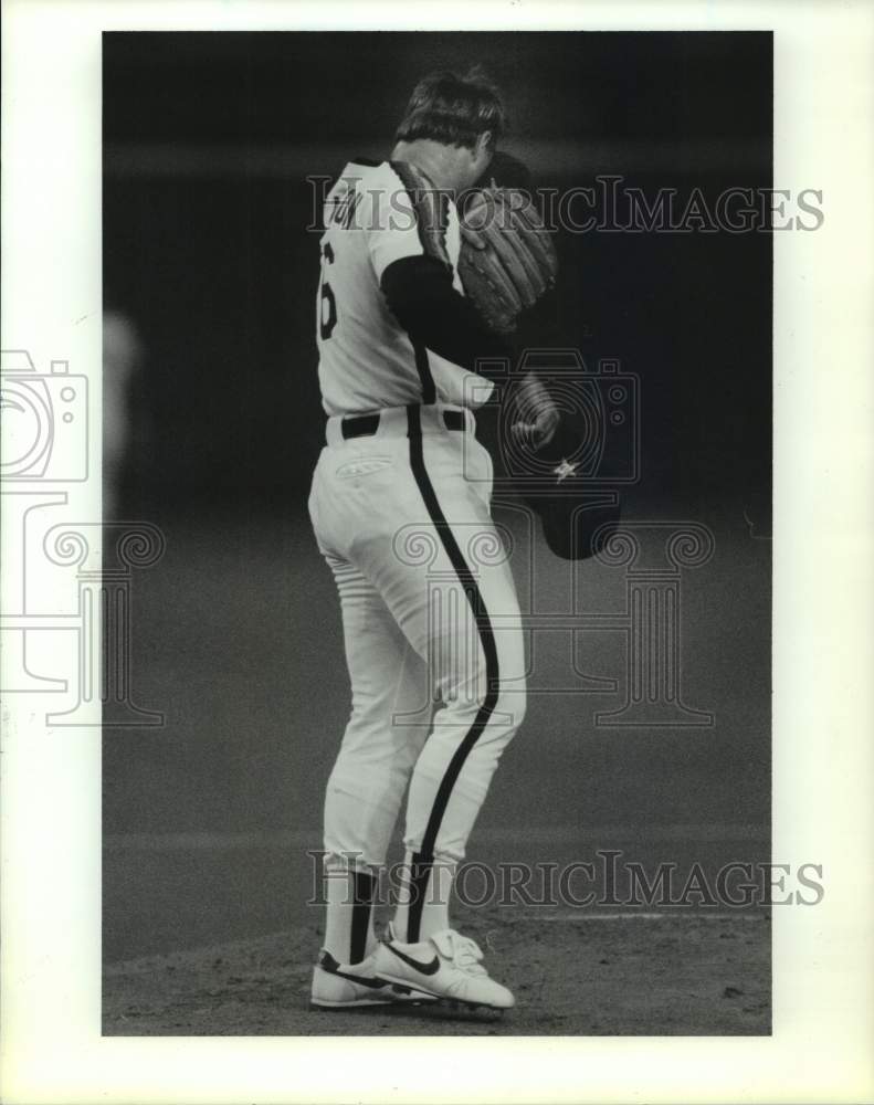 1990 Press Photo Astros pitcher Bill Gullickson wipes brow during Phillies game.- Historic Images