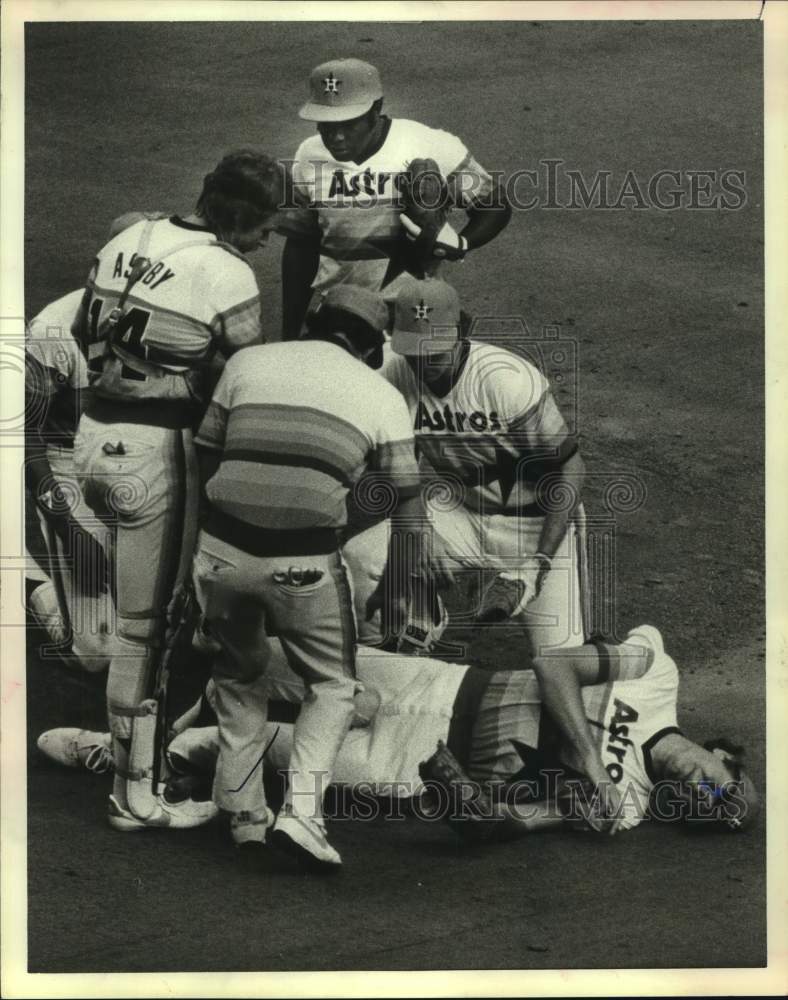 1980 Press Photo Astros&#39; pitcher Ken Forsch is down after being hit by baseball- Historic Images