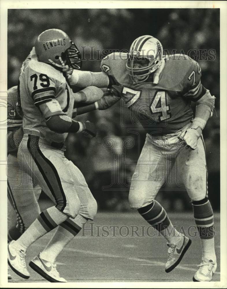 1980 Press Photo Oilers&#39; tackle Leon Gray blocks Bengals&#39; Ross Browner.- Historic Images