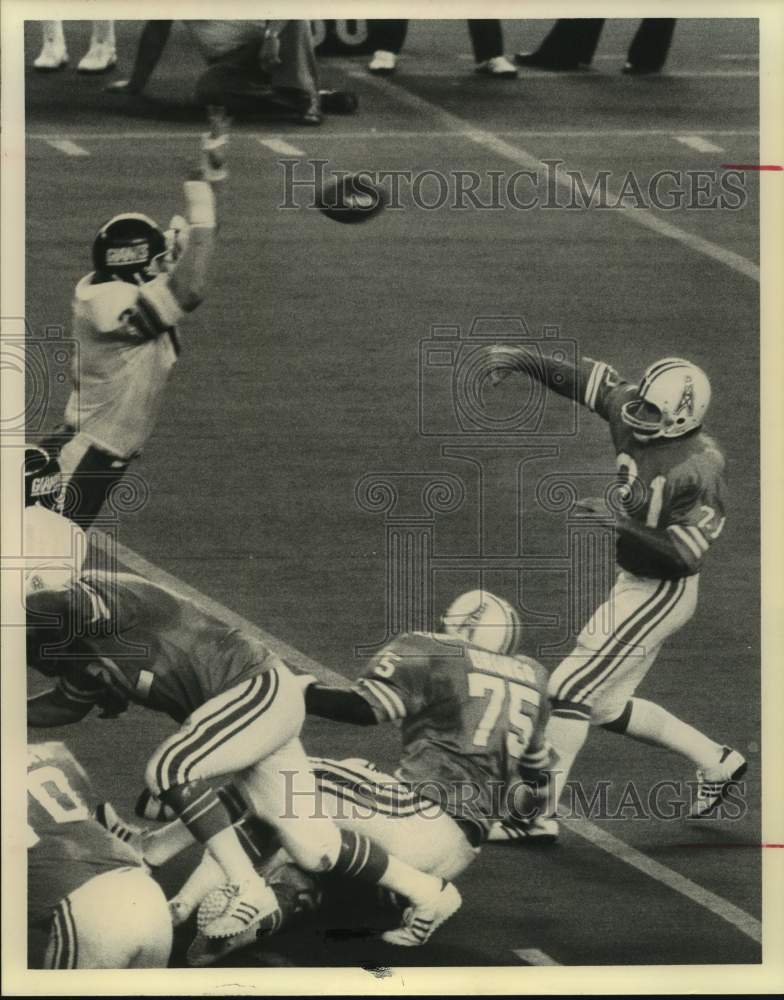 1976 Press Photo Oilers&#39; quarterback John Hadl pass intercepted by Giants.- Historic Images