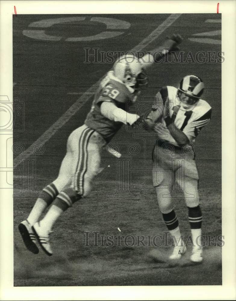 1978 Press Photo Rams&#39; Pat Haden is about to be hit by a leaping Oiler.- Historic Images