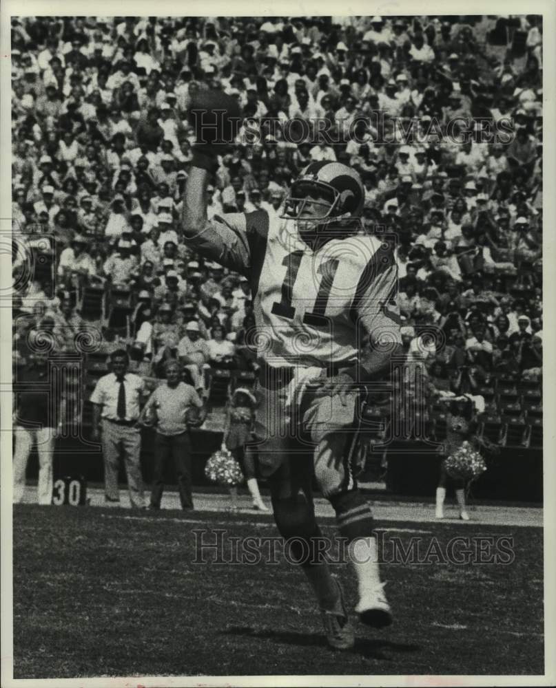 1978 Press Photo Los Angeles Rams quarterback Pat Haden rolls out to pass.- Historic Images