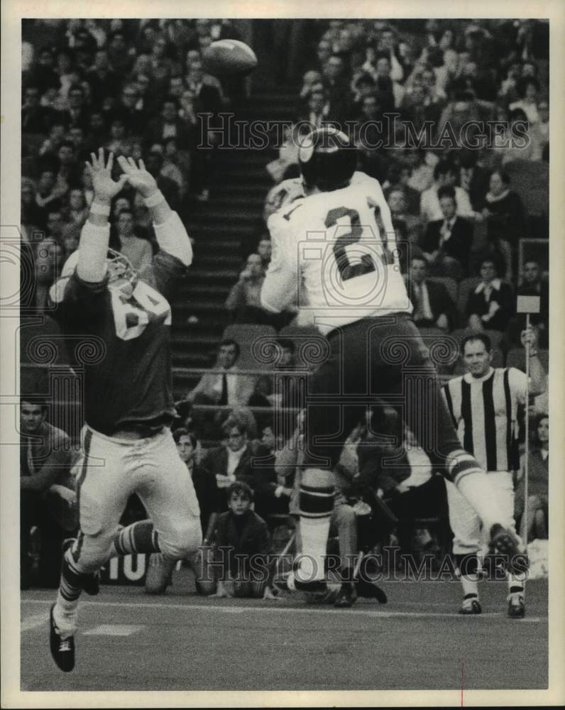 1970 Press Photo San Diego quarterback John Hadl leaps to throw a pressured pass- Historic Images