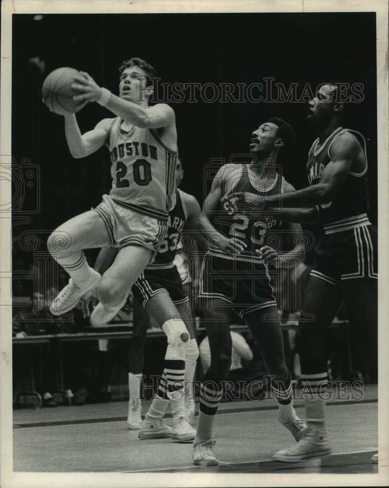 1970 Press Photo Houston&#39;s Tom Gribben shoots over a trio of St. Mary&#39;s players.- Historic Images