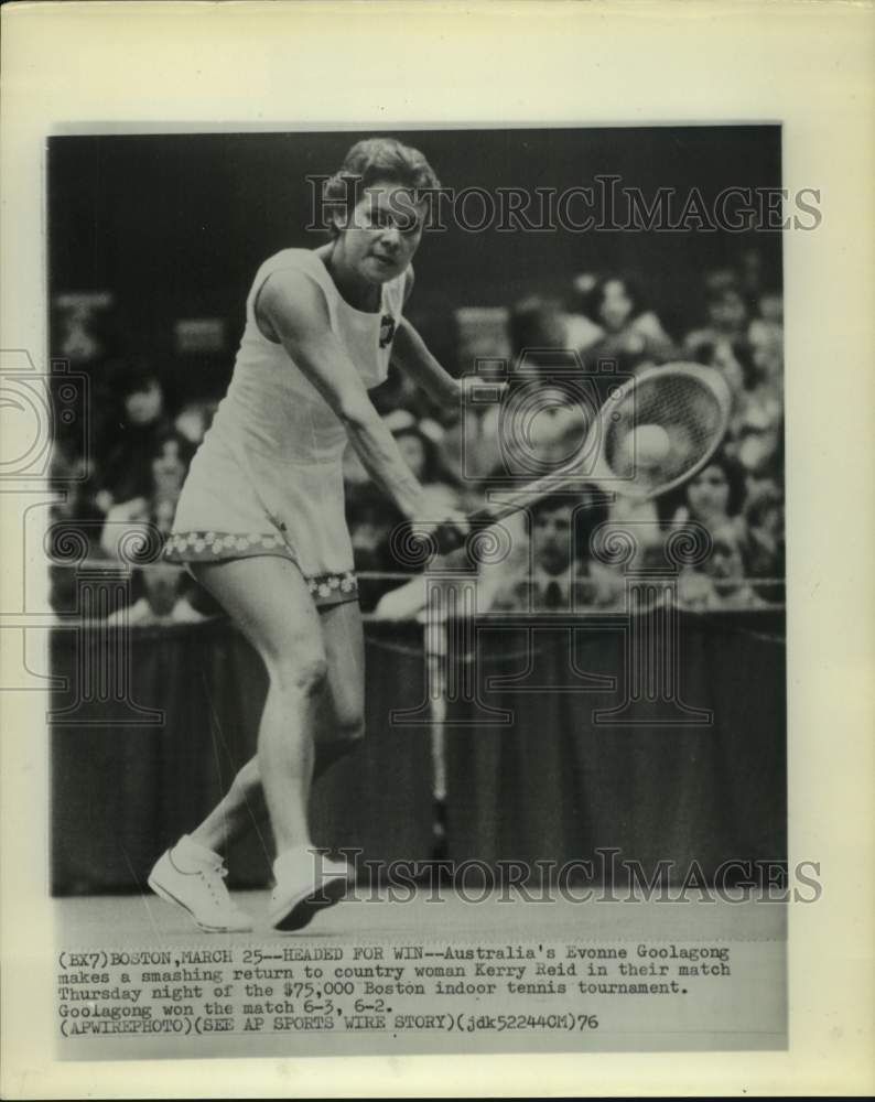 1976 Press Photo Pro tennis player Evonne Goolagong hits return in Boston tourny- Historic Images