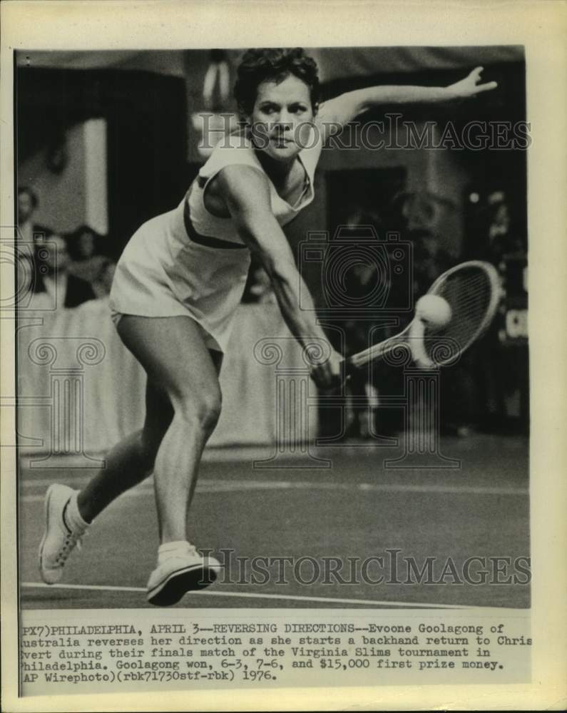 1976 Press Photo Pro tennis player Evonne Goolagong reaches for a backhand.- Historic Images