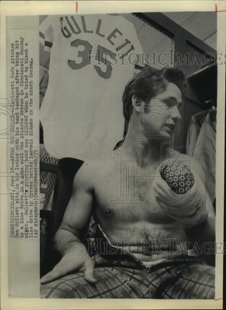 1975 Press Photo Reds&#39; pitcher Don Gullett with hand bandaged in locker room.- Historic Images