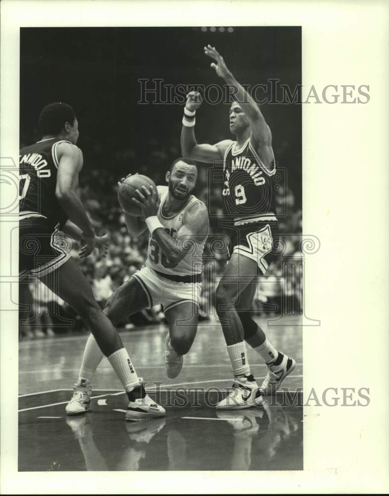 1988 Press Photo Rockets Leavell drives between Spurs&#39; Greenwood and Myers.- Historic Images