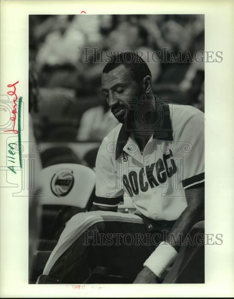 1987 Press Photo Houston Rockets&#39; Allen Leavell sits on bench before pregame.- Historic Images