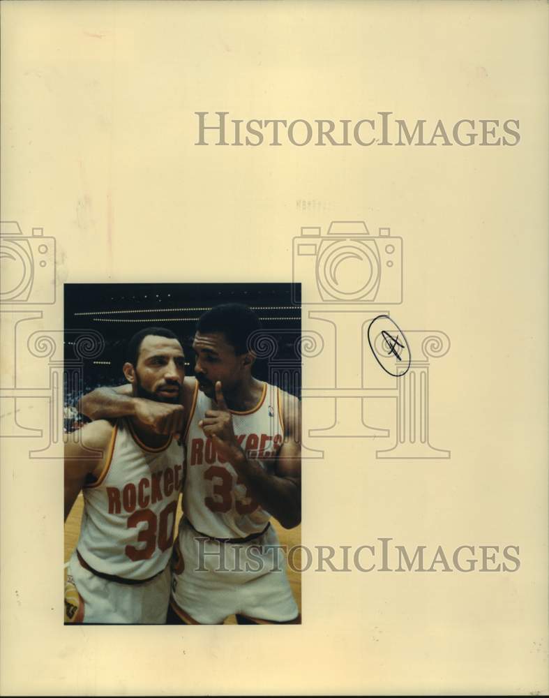 1987 Press Photo Rockets&#39; Robert Reid hugs teammate Allen Leavell after win.- Historic Images