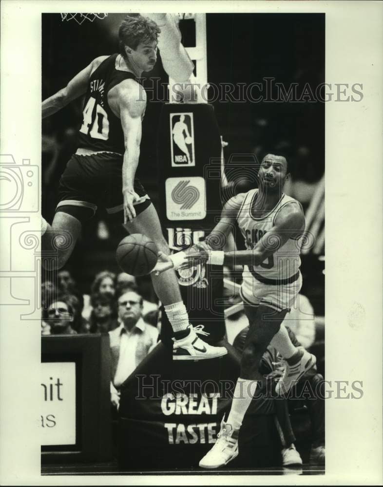 1989 Press Photo Rockets' Allen Leavell passes ball under Indiana's Stipanovich.- Historic Images