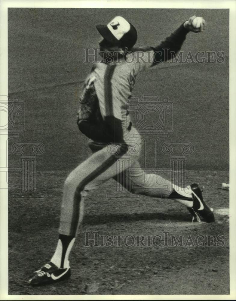 1983 Press Photo Montreal Expos&#39; pitcher Charlie Lea prepares to deliver a pitch- Historic Images