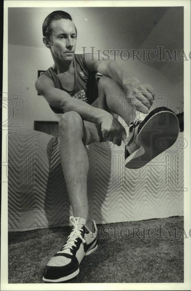 1982 Press Photo Marathoner Al Lawrence takes preparation serious before a run.- Historic Images