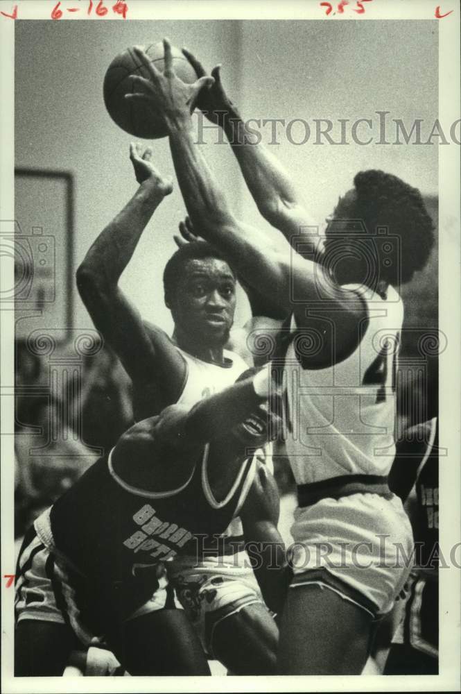 1984 Press Photo Houston Baptists Anicet Lavodrama &amp; Larry Hollins control ball.- Historic Images