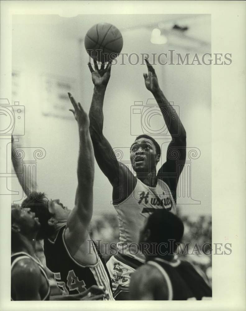 1985 Press Photo Houston Baptist&#39;s Anicet Lavodrama shoots over Doug Gutherie.- Historic Images