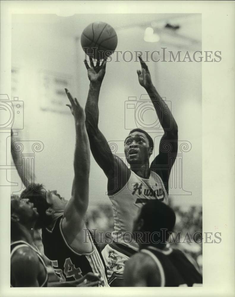 1985 Press Photo Houston Baptist's Anicet Lavodrama shoots over Doug Gutherie.- Historic Images