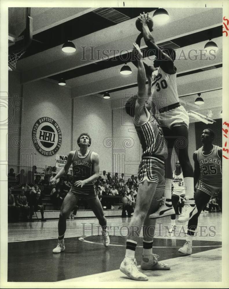 1984 Press Photo Houston Baptist&#39;s Anicet Lavodrama shoots over Doug Guthrie.- Historic Images