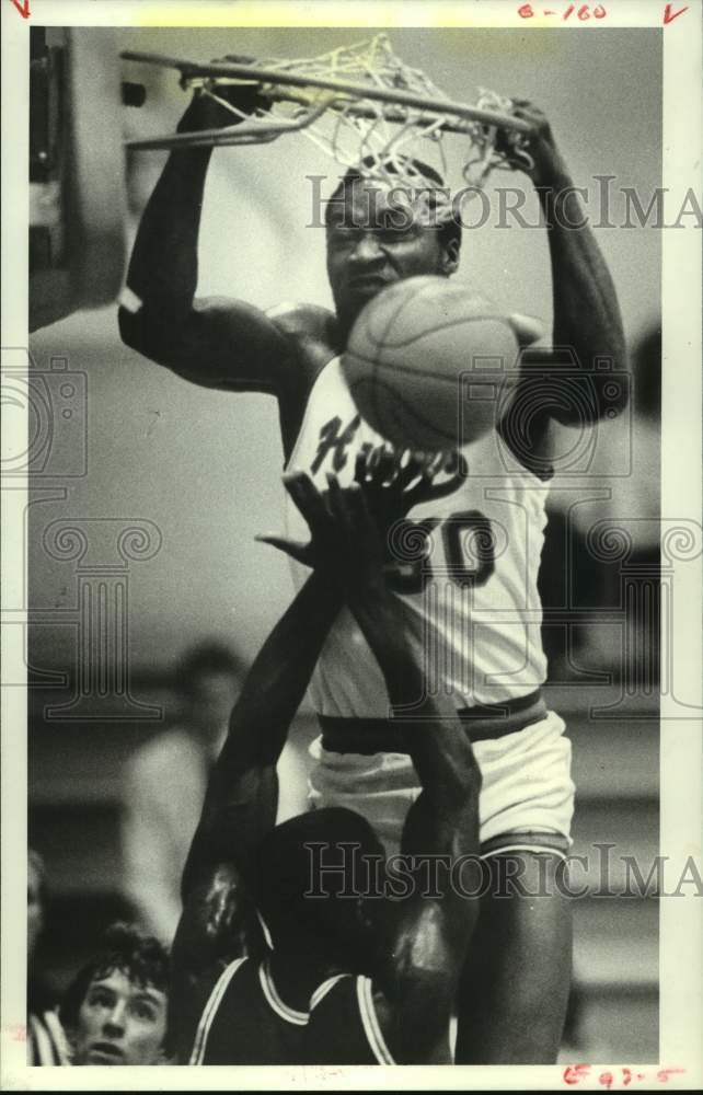 1984 Press Photo Houston Baptist&#39;s Anicet Lavodrama dunks on Centenary player.- Historic Images