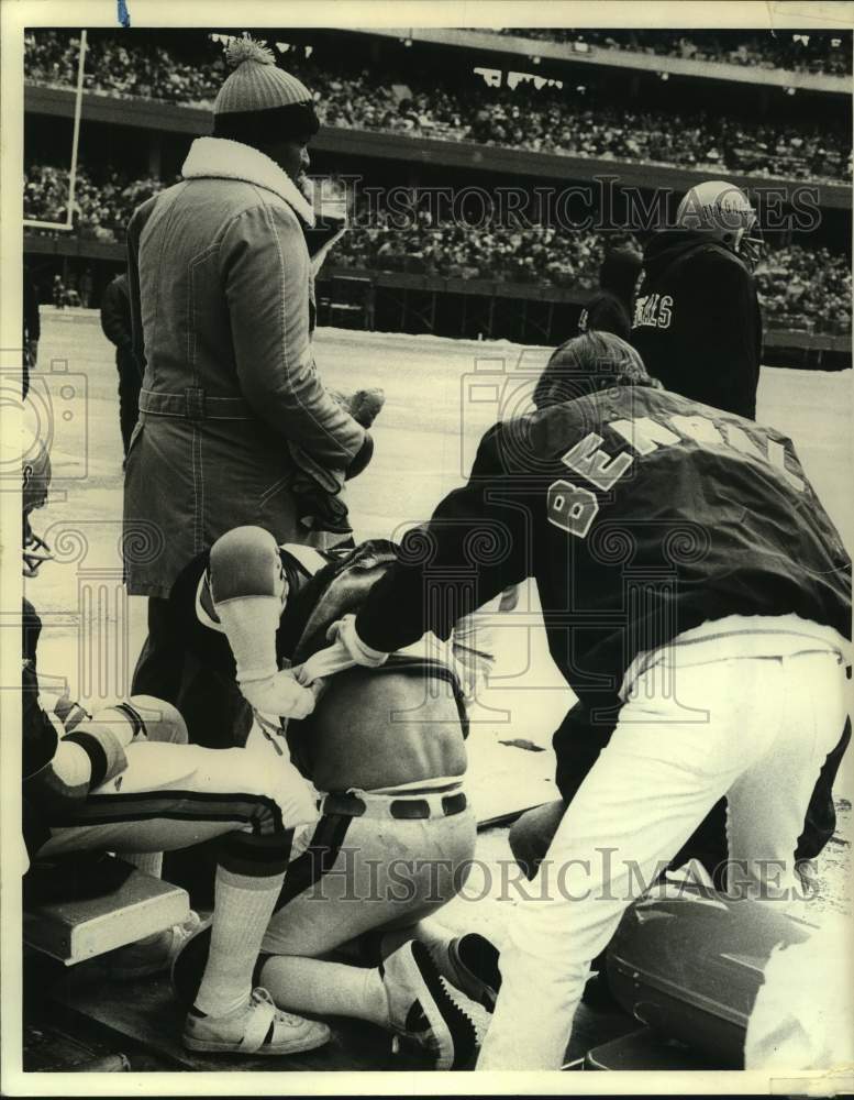 1977 Press Photo Bengals&#39; Jim LeClair has teammate check out his back.- Historic Images