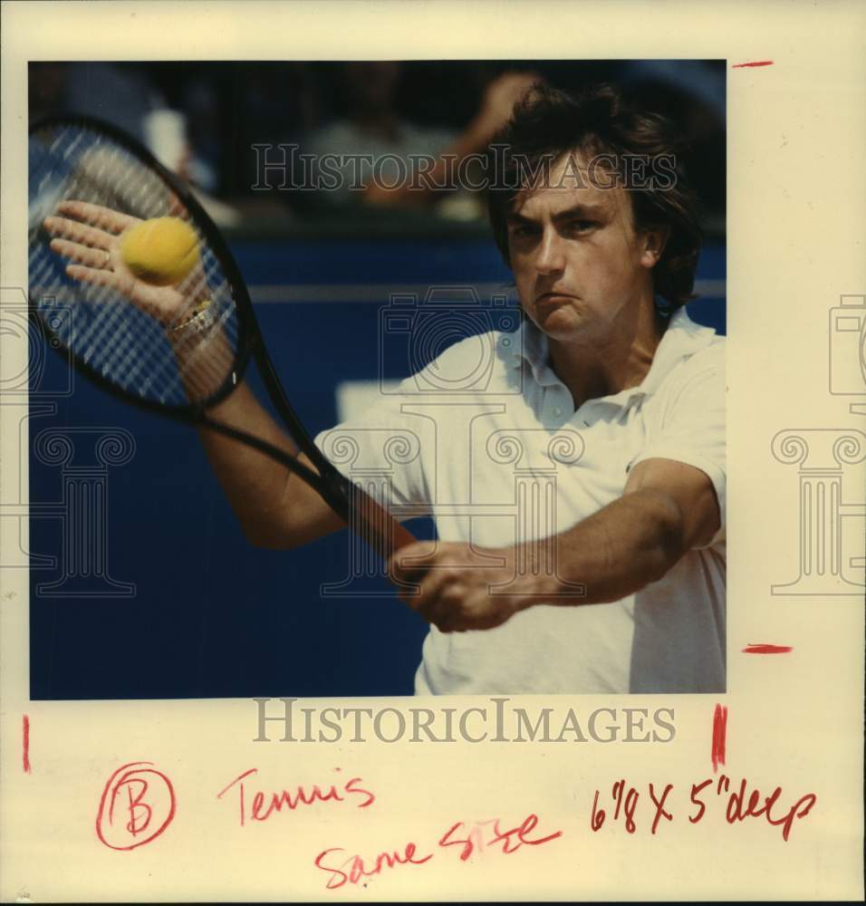 1988 Press Photo Henri Leconte of France volleys en rout to win at River Oaks.- Historic Images