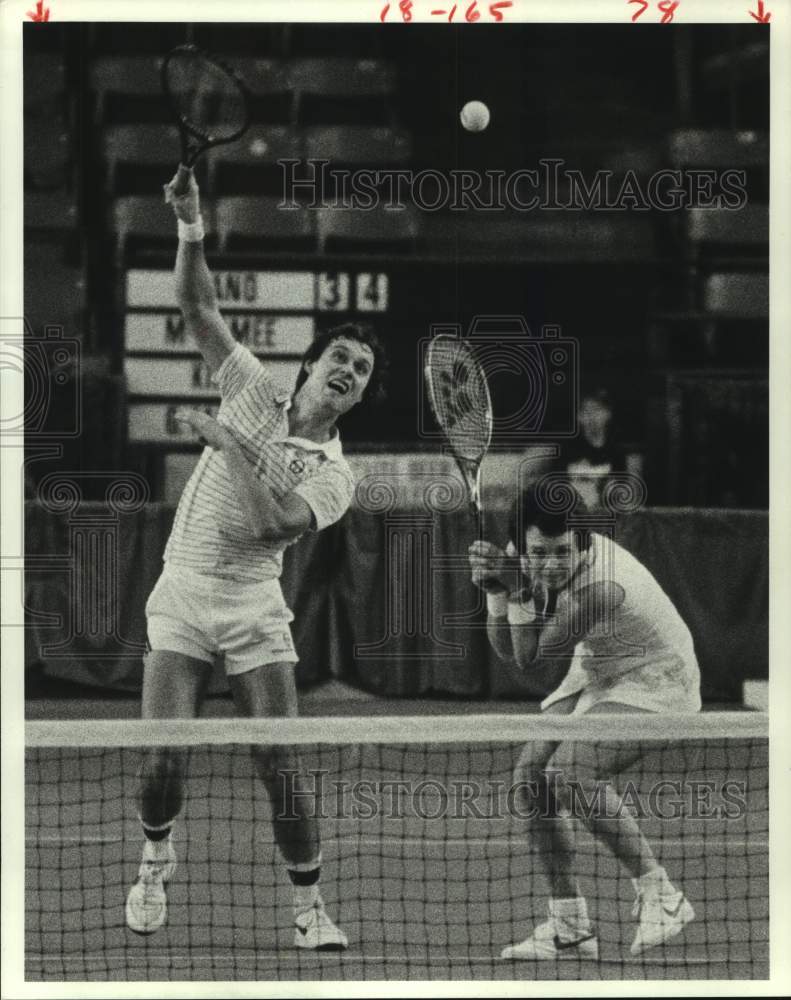 1982 Press Photo Billie Jean King avoids teammate Gene Mayer in mixed doubles.- Historic Images