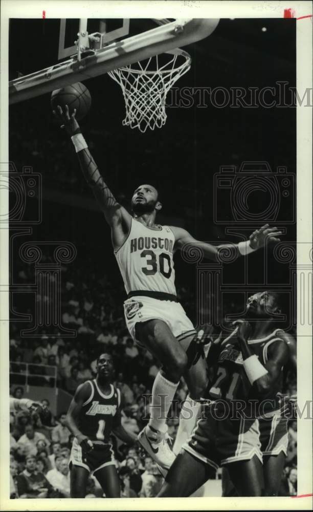 1986 Press Photo Rockets' Allen Leavell beats Lakers' defense for layup.- Historic Images