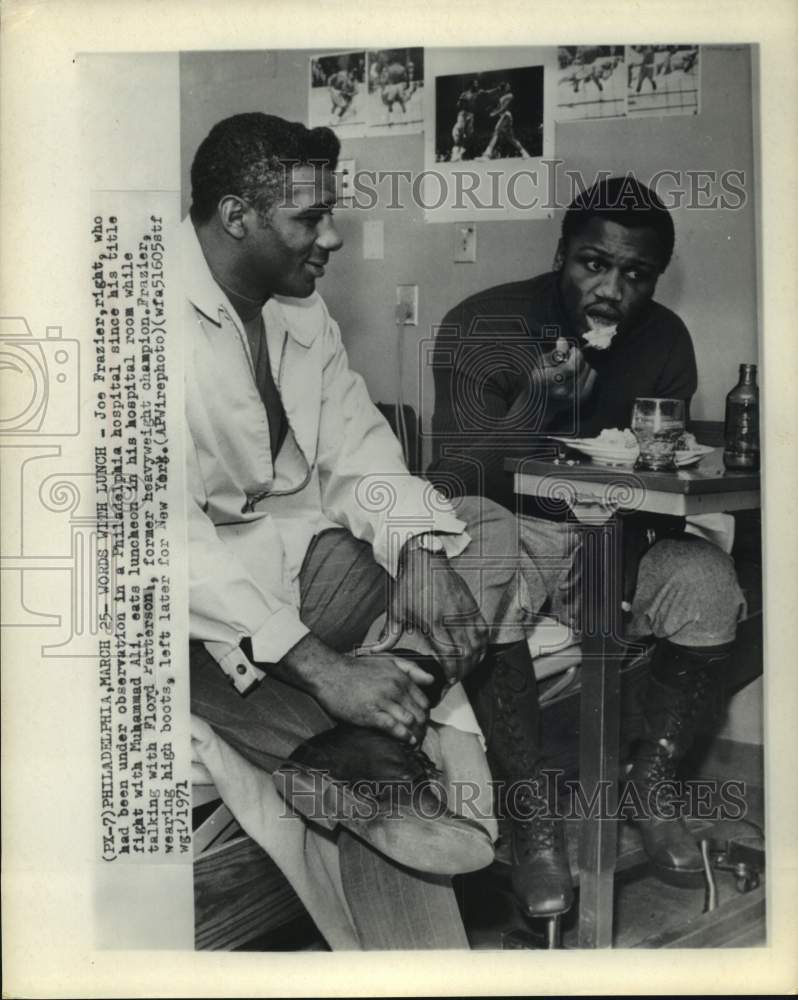 1971 Press Photo Heavyweight Joe Frazier talks to former champ Floyd Patterson.- Historic Images