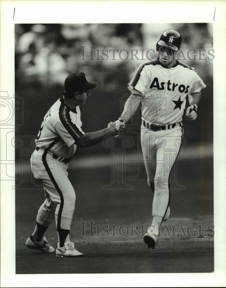 1990 Press Photo Astros&#39; coach Matt Galante congratulates Bill Doran after homer- Historic Images