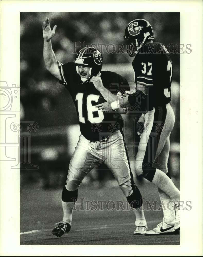 1975 Press Photo Gamblers&#39; kicker Toni Fritsch celebrates making field goal.- Historic Images