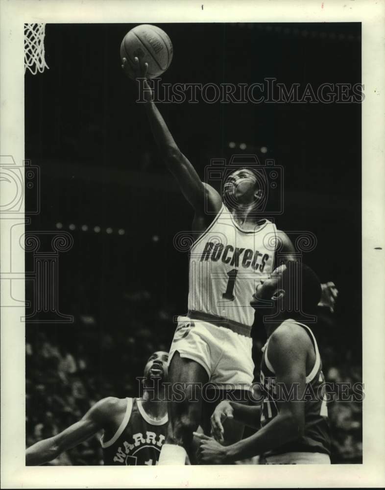 1984 Press Photo Rockets&#39; Phil Ford shoots lay-up between Warriors Conner, Floyd- Historic Images