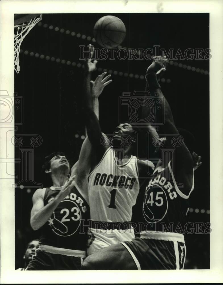 1984 Press Photo Rockets&#39; Phil Ford drives between Warriors Bratz and Short.- Historic Images