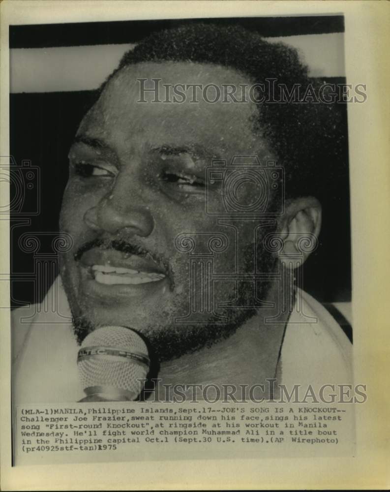 1975 Press Photo Heavyweight boxer Joe Frazier sings at workout in Manila.- Historic Images