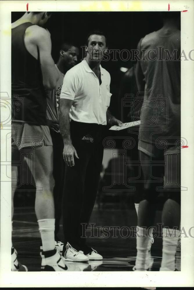 1988 Press Photo Lakers&#39; coach Pat Riley talks it over with team at The Summit.- Historic Images