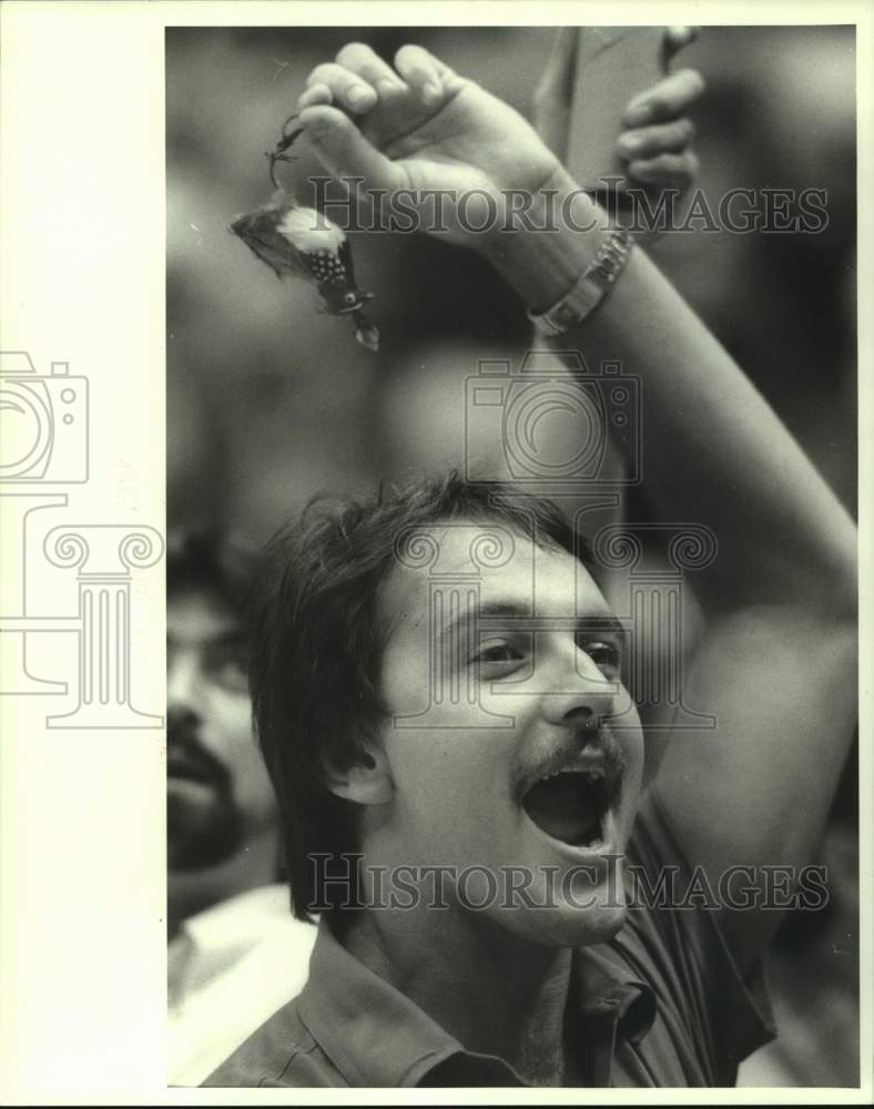 1986 Press Photo Draftsman and Houston Rockets&#39; fan Ken Riddle with dead bird- Historic Images