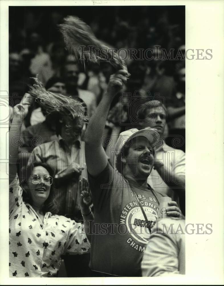 1986 Press Photo Houston fans cheer on the Rockets during Game 4 of NBA Finals- Historic Images