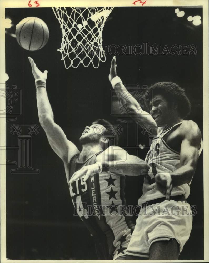 1979 Press Photo Nets' shooter blocks out Rockets' guard to shoot layup.- Historic Images
